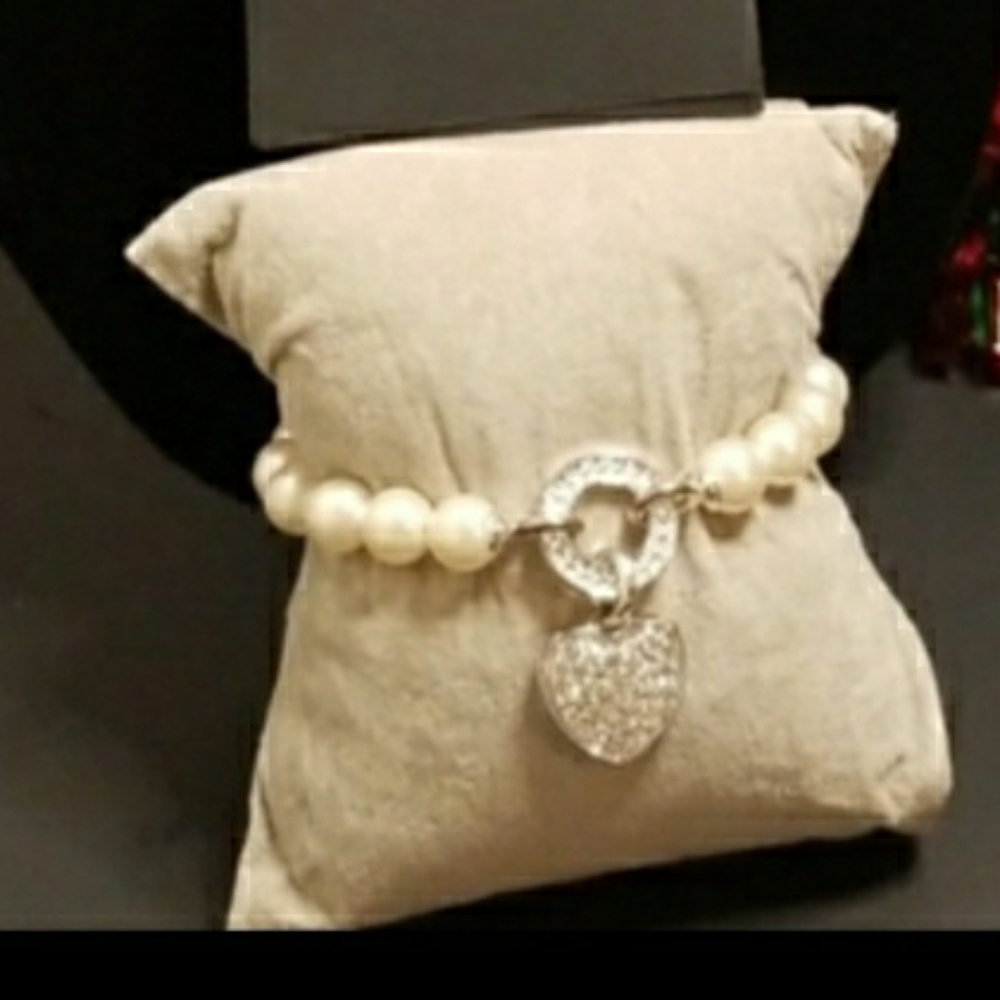 Avon Set of faux Pearls necklace and bracelet - Picture 6 of 7
